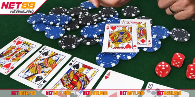 Quan sát hành vi đối thủ để đoán bài và đưa ra chiến lược hợp lý